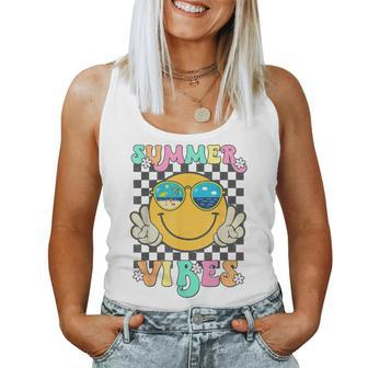 Retro Groovy Summer Vibes Smile Face Hello Summer Vacation Women Tank Top | Mazezy DE