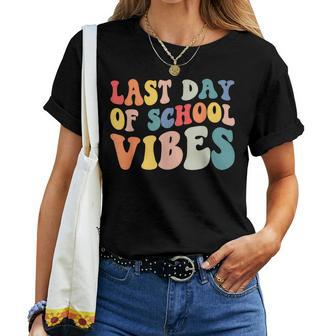 Groovy Last Day Of School Vibes Teacher Student Graduation Women T-shirt - Thegiftio UK