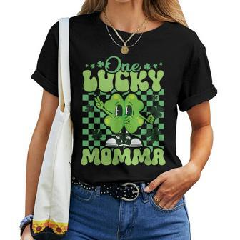 One Lucky Momma Groovy Retro Momma St Patrick's Day Women T-shirt | Mazezy UK