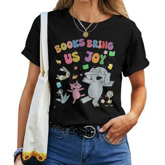 Read Book Cute School Teacher Librarian Elephant Pigeon Women T-shirt | Mazezy DE