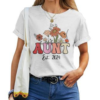 Flowers Groovy Retro Aunt Est 2024 New Aunt Pregnancy Women T-shirt - Seseable