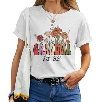 Flowers Groovy Retro Grandma Est 2024 Grandma To Be Women T-shirt - Seseable