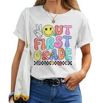 Peace Out First Grade Cute Groovy Last Day Of 1St Grade Women T-shirt - Seseable