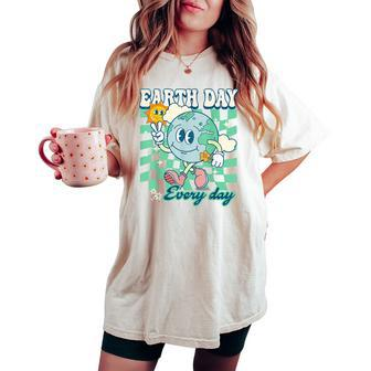 Earth Day Groovy Everyday Checkered Environment 54Th Anni Women's Oversized Comfort T-shirt | Mazezy UK
