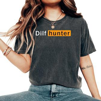 Dilf Hunter Single Mom Adult Joke Women's Oversized Comfort T-Shirt - Thegiftio UK