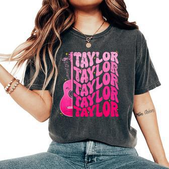 Girl Retro Taylor First Name Personalized Groovy 80'S Pink Women's Oversized Comfort T-Shirt | Mazezy