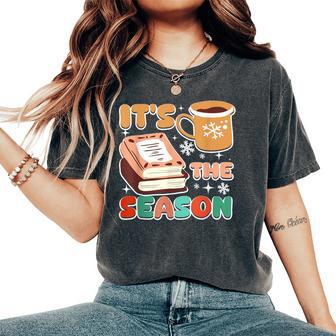 Groovy It's The Season Christmas Tea Hot Chocolate Books Women's Oversized Comfort T-Shirt - Thegiftio UK
