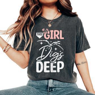 Paleontologist Girl Digs Deep For Dinosaurs Women's Oversized Comfort T-Shirt - Thegiftio UK