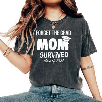 Proud Mom Of A 2024 Graduate 2024 Graduation Women's Oversized Comfort T-Shirt - Seseable