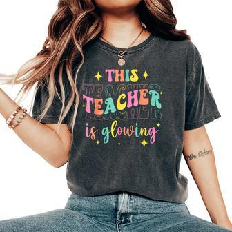 This Teacher Is Glowing Hello Summer A End Of School Women's Oversized Comfort T-Shirt - Seseable