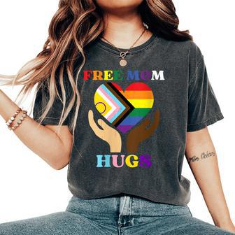 Vintage Retro Free Mom Hugs Supports Lgbtq Gay Pride Month Women's Oversized Comfort T-Shirt - Seseable