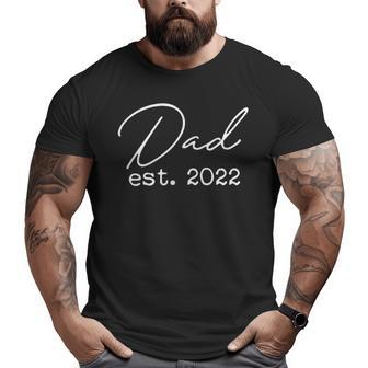 Dad Est 2022 Expecting Baby Fathers Day Big and Tall Men T-shirt | Mazezy