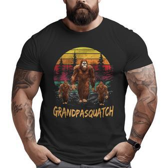 Grandpa Squatch Retro Bigfoot Dad Sasquatch Yeti Fathers Day Big and Tall Men T-shirt | Mazezy
