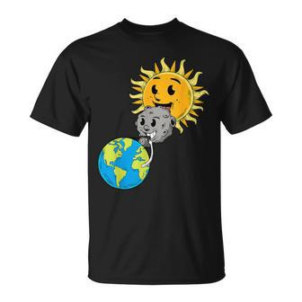 2024 Total Solar Eclipse Earth Moon Sun Photobomb Lover Gag T-Shirt - Seseable