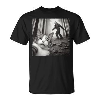 Surprised Scared Cat Selfie With Sasquatsch Bigfoot T-Shirt - Seseable