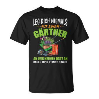 Leg Dich Niemals Mit Einer Gärtner An Garden T-Shirt - Seseable