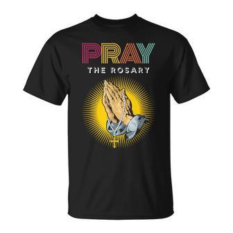 Reza El Rosario Retro Tipografía Manos Rezando Con Rosario Camiseta unisex - Regaloses