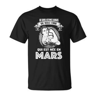 Une Vielle Femme Qui Est Nee En Mars T-Shirt T-Shirt - Cadeauxyz