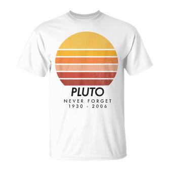 Vintage Never Forget Pluto Retro Astronomy Space T-Shirt - Geschenkecke