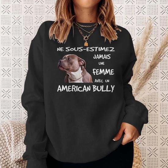 Une Femme Avec Un American Bully Sweater e Cadeauxyz