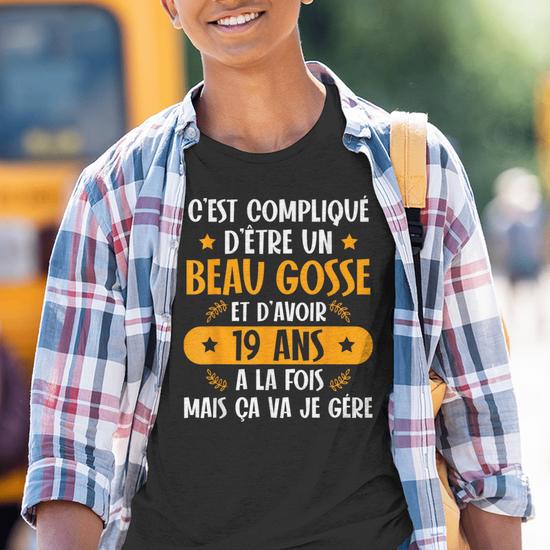 T-shirt Humour : C'est Compliqué D'être Un Beau Gosse Et D'avoir 19 Ans - Coupe Classique, Léger
