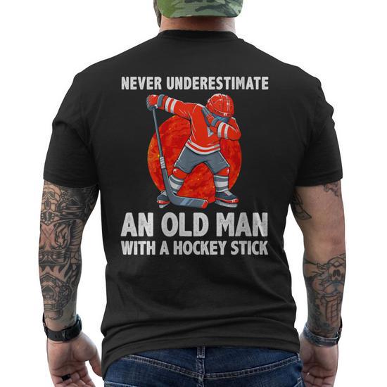 T-shirt Humour Homme – Never Underestimate An Old Man With A Hockey Stick, Gildan