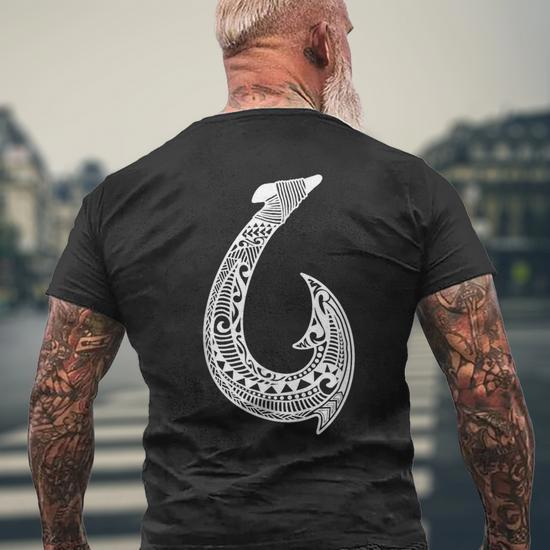 https://i4.cloudfable.net/styles/550x550/576.240/Black/tribal-hawaiian-fish-hook-pacific-islander-design-mens-t-shirt-back-20240131135438-yj51kucp-s4.jpg