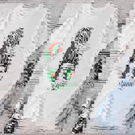 Une Femme Algérienne Porte Le Drapeau De L'Algérie Lors D'une Marche