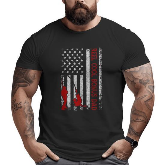https://i4.cloudfable.net/styles/550x550/657.434/Black/reel-cool-bonus-dad-american-flag-fishing-fathers-day-big-tall-men-t-shirt-20240129031720-kcxlutca.jpg