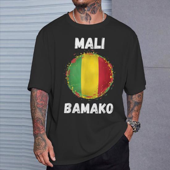 Drapeau malien avec effets peints au pinceau sur fond blanc isolé Drapeau malien avec effets peints au pinceau sur fond blanc isolé