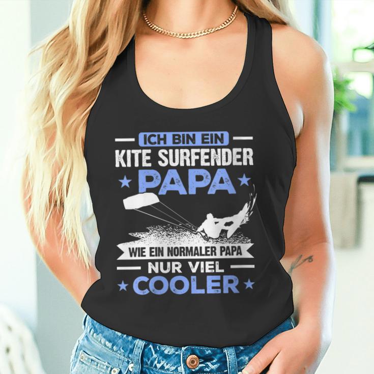 Damen Bin Ein Kite Surfender Papa Wie Ein Normaler Papi Nur Cooler Mit-Ausschnitt Tank Top