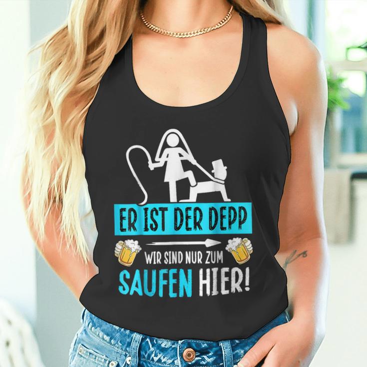 Er Ist Der Depp Wir Sind Nur Zum Saufen Hier Tank Top