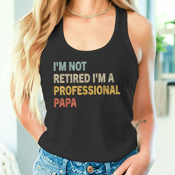 Ich Bin Nicht Im Ruhestand Ich Bin Ein Professioneller Papa Retrointage Dad Tank Top