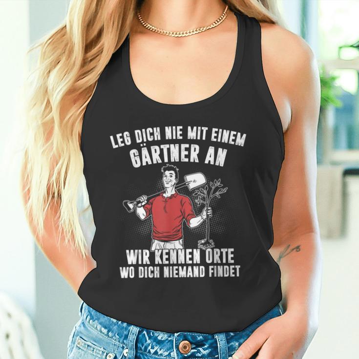 Leg Dich Nie Mit Einer Gärtner An Gartenarbeit Garden Tank Top