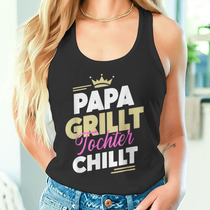 Papa Grillt Tochter Chilltatertag Outdoor Grillen Fan Tank Top