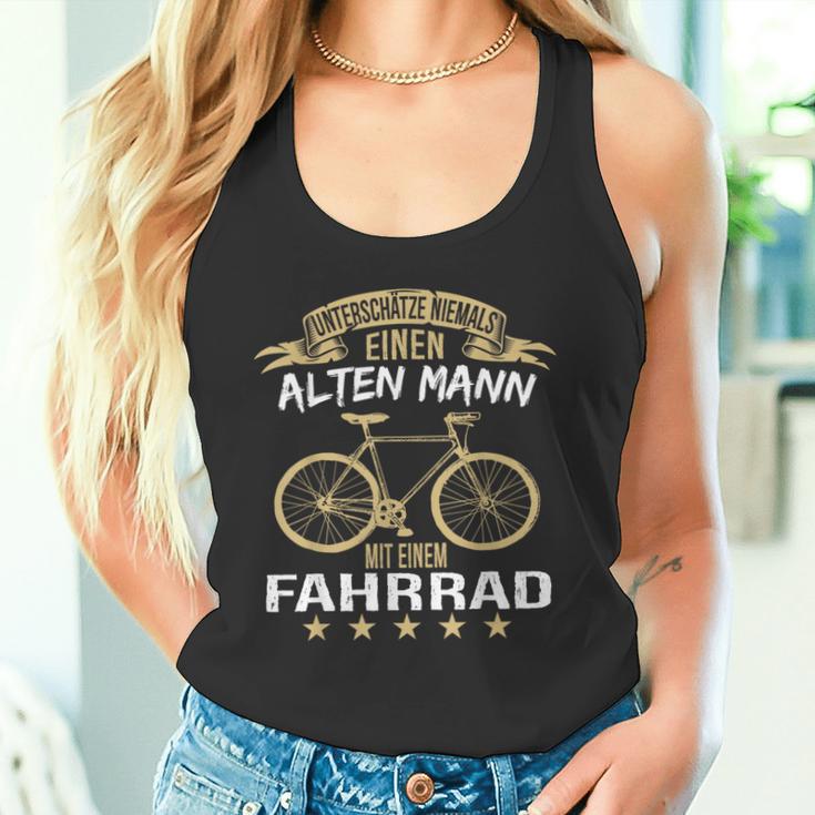 Underschätze Niemal Einen Alten Mann Mit Einem Bicycle Tank Top