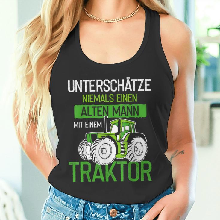 Unterschätze Niemals Einen Alten Mann Mit Einem Traktor Opa Tank Top