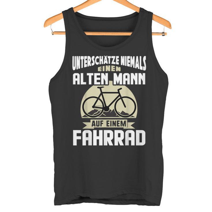 Rad Underschatz Niemal Eine Alten Mann Auf Einem Fahrrad Tank Top