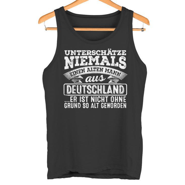 Unterschätze Niemals Einen Alten Mann Aus Deutschland Tank Top