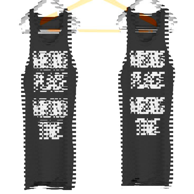Wrong Place Wrong Time Con Texto En Inglés Wrong Time Camiseta sin mangas