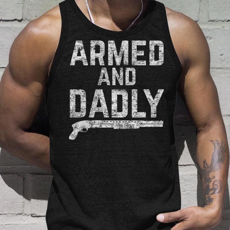 Armed And Dadly Lustiger Bewaffneter Papa Pun Tödlicherater Witz Tank Top Geschenke für Ihn