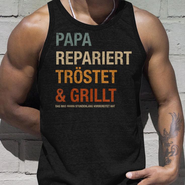 Bbq Papa Repariert Komöstet Und Grillt For Dad Tank Top Geschenke für Ihn