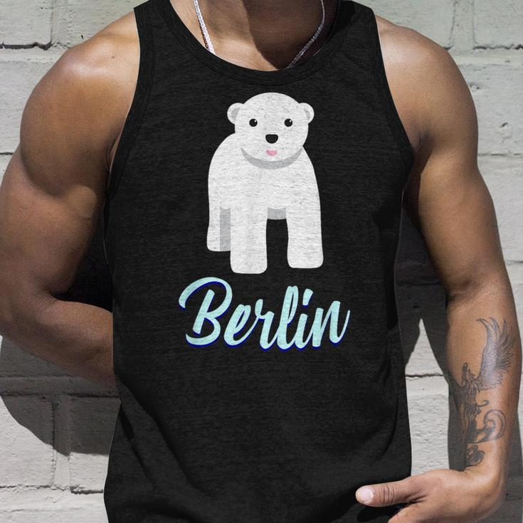 Cute Polar Bear Baby In Berlin Tank Top Geschenke für Ihn
