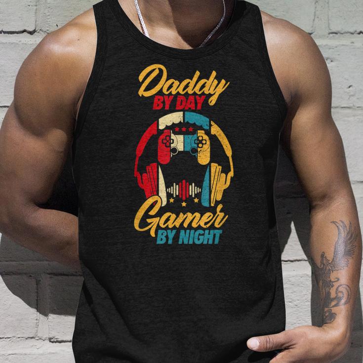 Daddy By Day Gamer Bei Nacht Lustige Papa Witze Gamingintage Tank Top Geschenke für Ihn