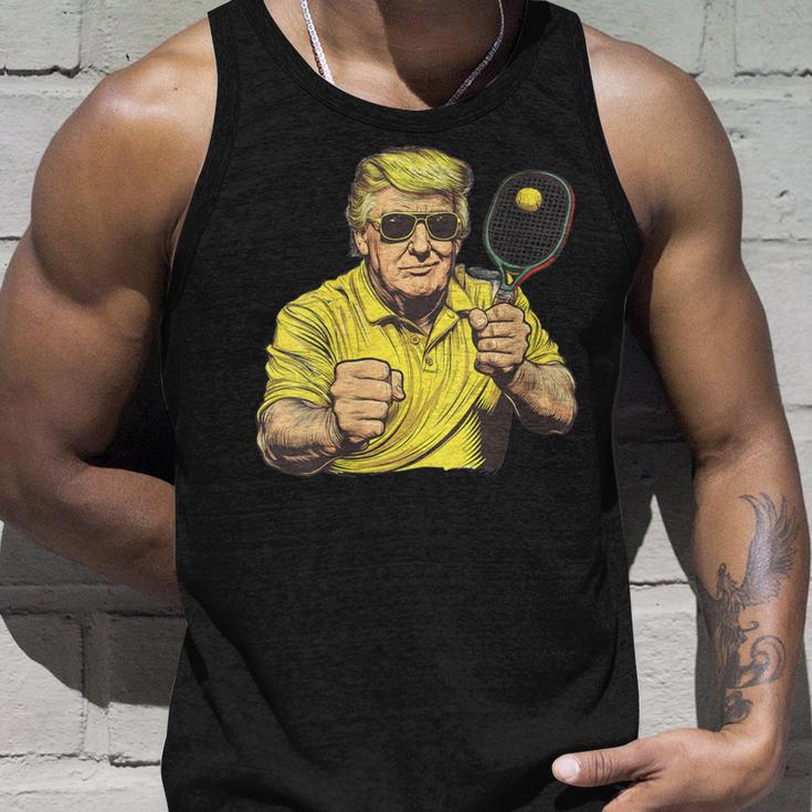 Damen Lustiges Trump-Spiel Pickleballatertag Papa Weihnachten Mit-Ausschnitt Tank Top Geschenke für Ihn