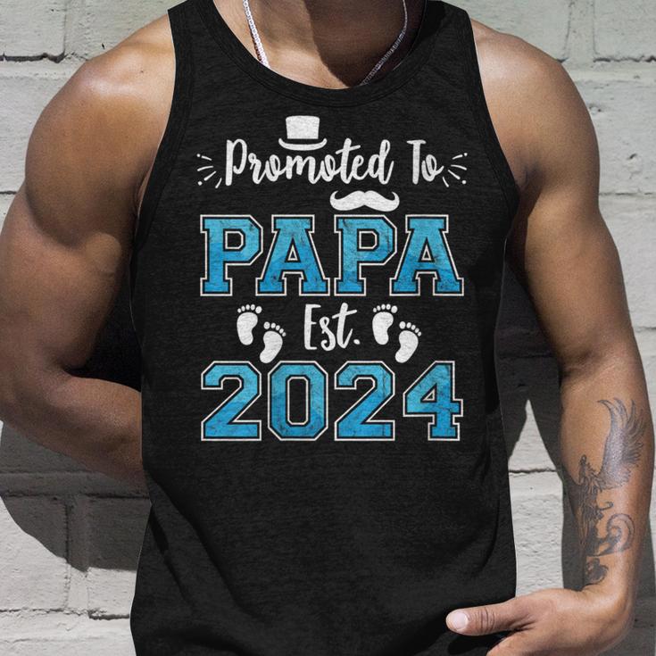 Damen New Dad Promoted To Papa Est 2024 Schwangerschaftsankündigung Mit-Ausschnitt Tank Top Geschenke für Ihn