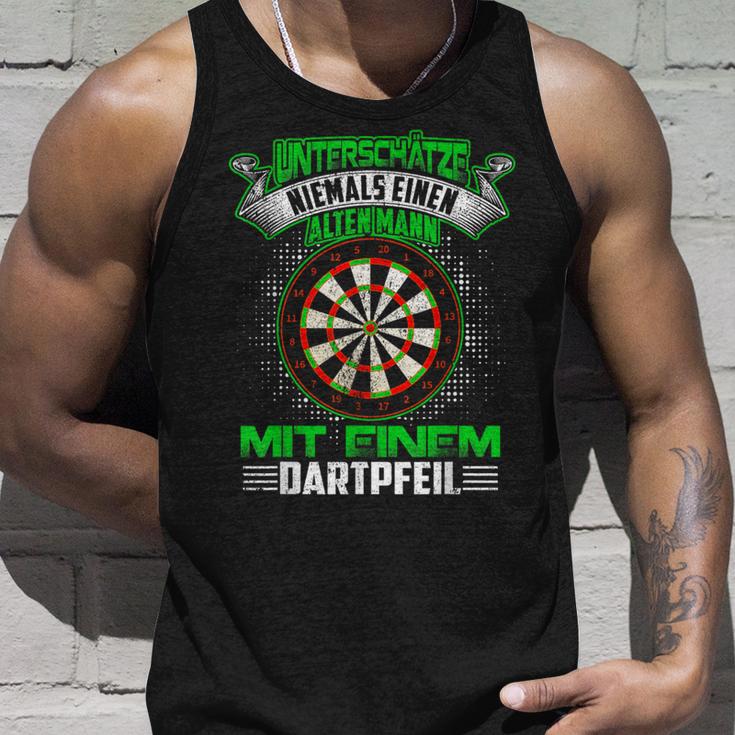 Dart Unterschätze Niemals Ein Alten Darter Tank Top Geschenke für Ihn