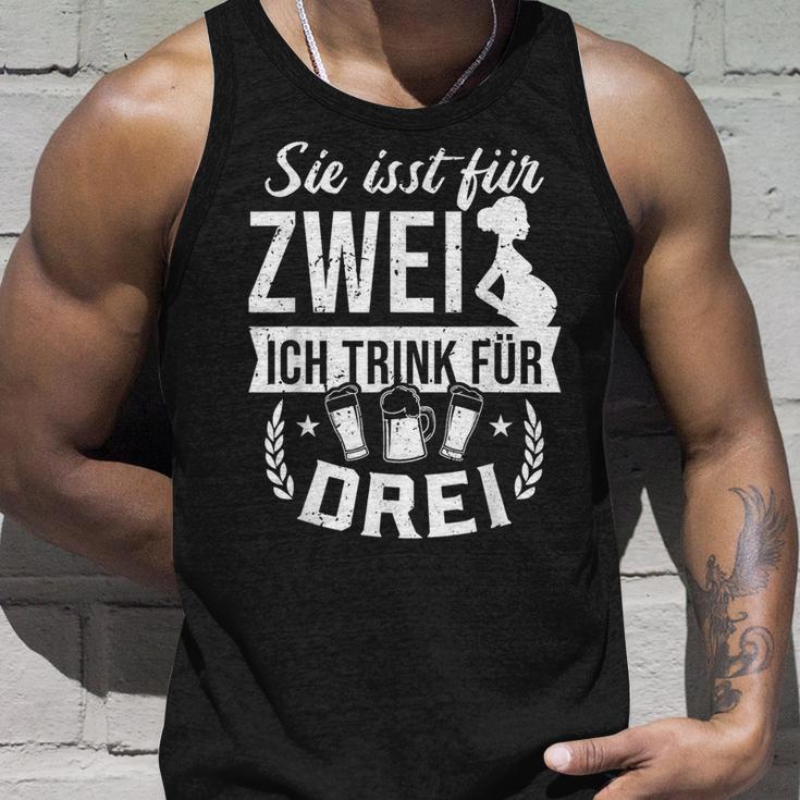 Du Isst Für Zwei Ich Trink Für Drei Werdender Papa Tank Top Geschenke für Ihn