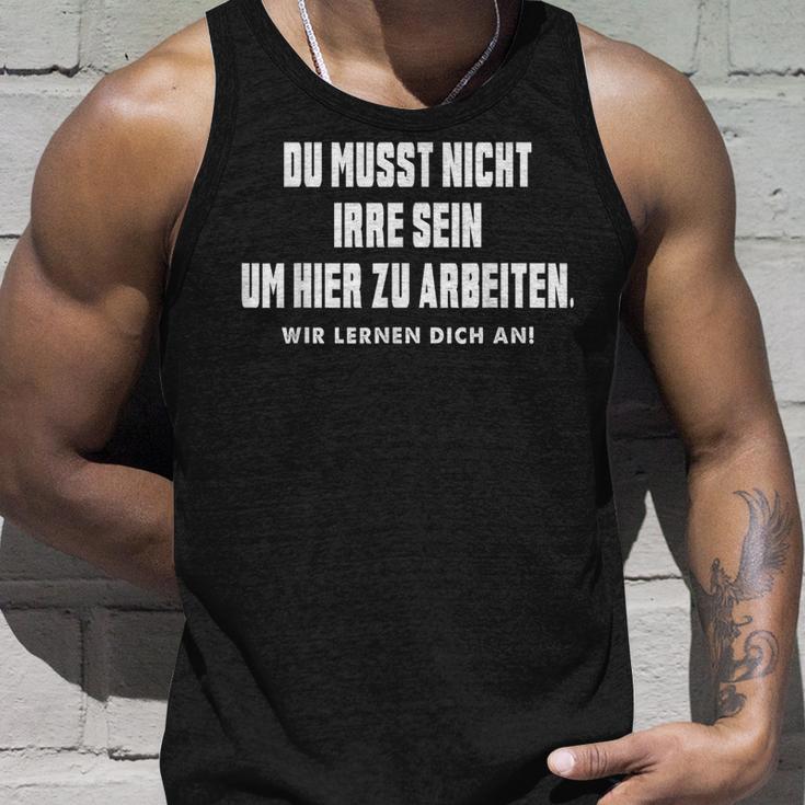 Du Musst Nicht Irre Sein Um Hier Zu Arbeiten Saying Tank Top Geschenke für Ihn