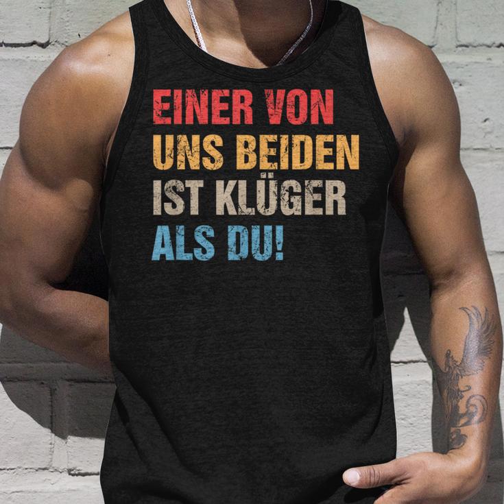 Einon Uns Beiden Ist Klüger Als Du I Ironie Sarcasmus Tank Top Geschenke für Ihn